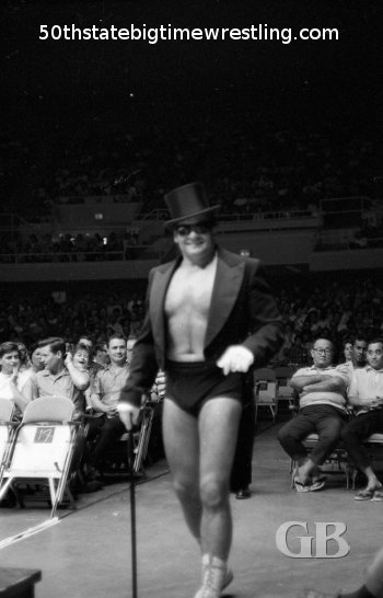 A dandy looking Maurice struts down to the ring.