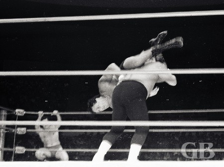 Johnny Barend applies the flying leg scissors on Collins.