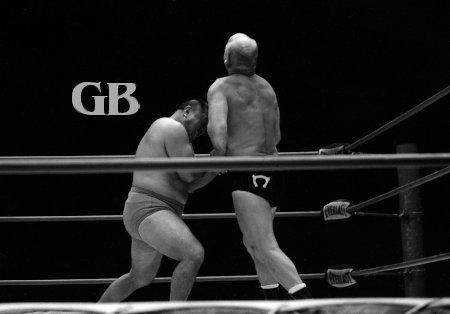 Kongozan applies the Claw Hold on Dory Funk Sr.