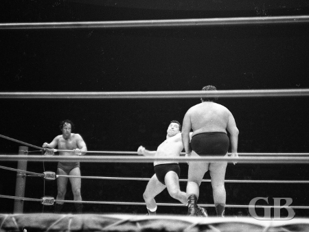 Jim Hady winds up to deliver a smash to Curtis Iaukea as Barend watches from the corner.