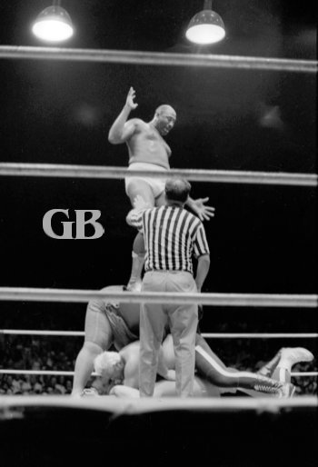 Billy Robinson about to pounce on a ropes entangled Angelo Mosca.